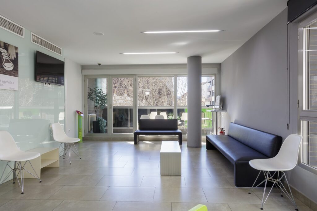 Sala de espera luminosa en Gandía