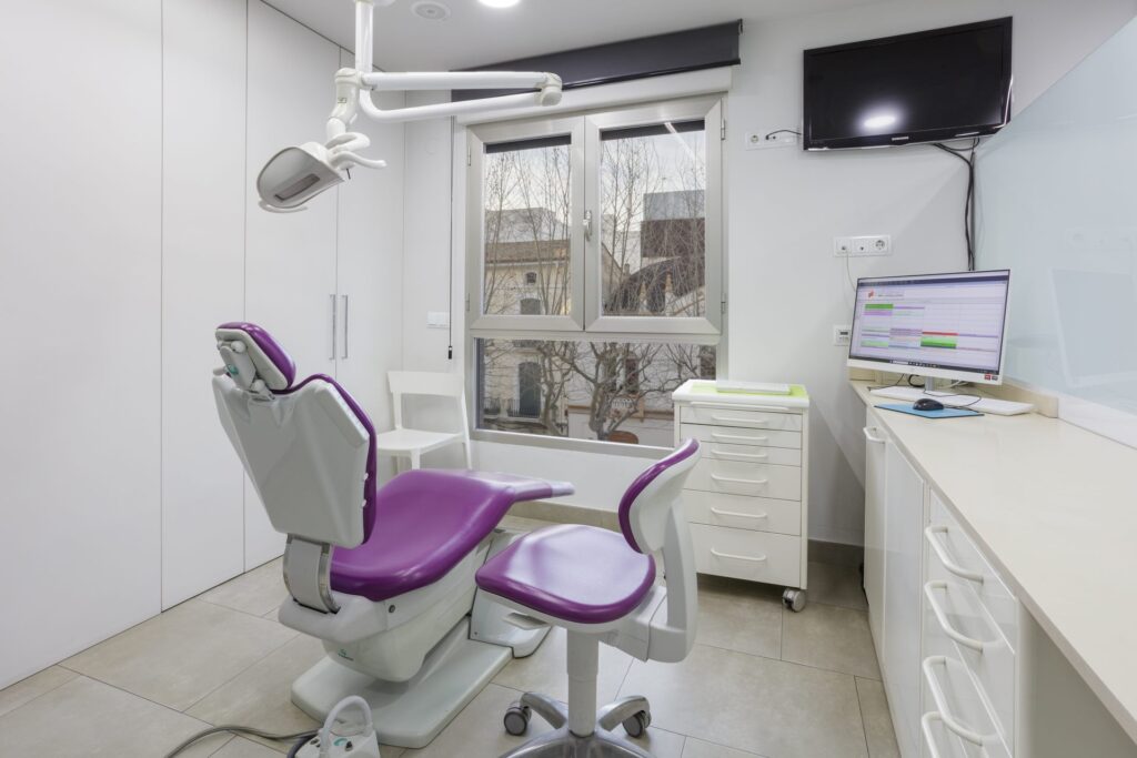 Gabinete con sillón dental en Gandía