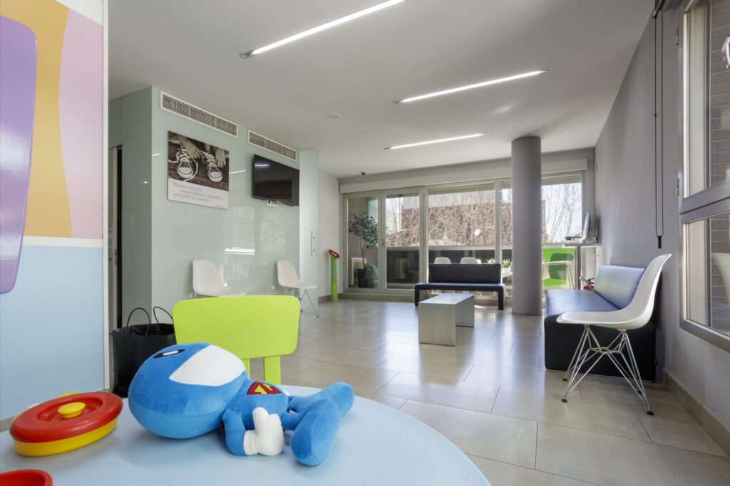 Sala de espera con zona infantil en Gandía