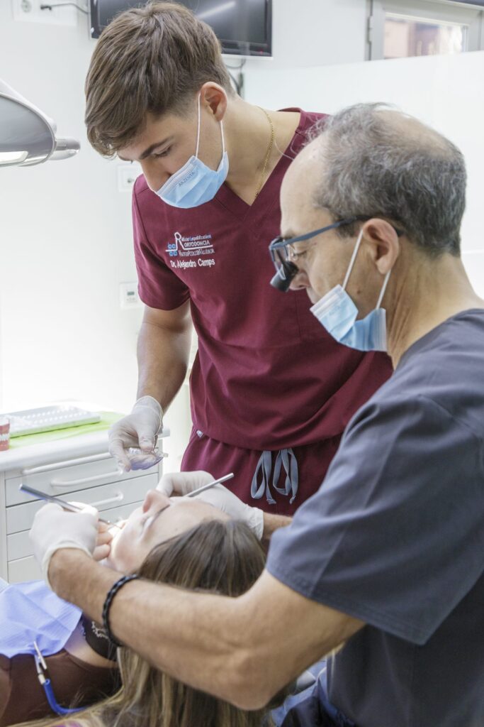 Equipo de ortodoncia Jose Camps atendiendo a un paciente