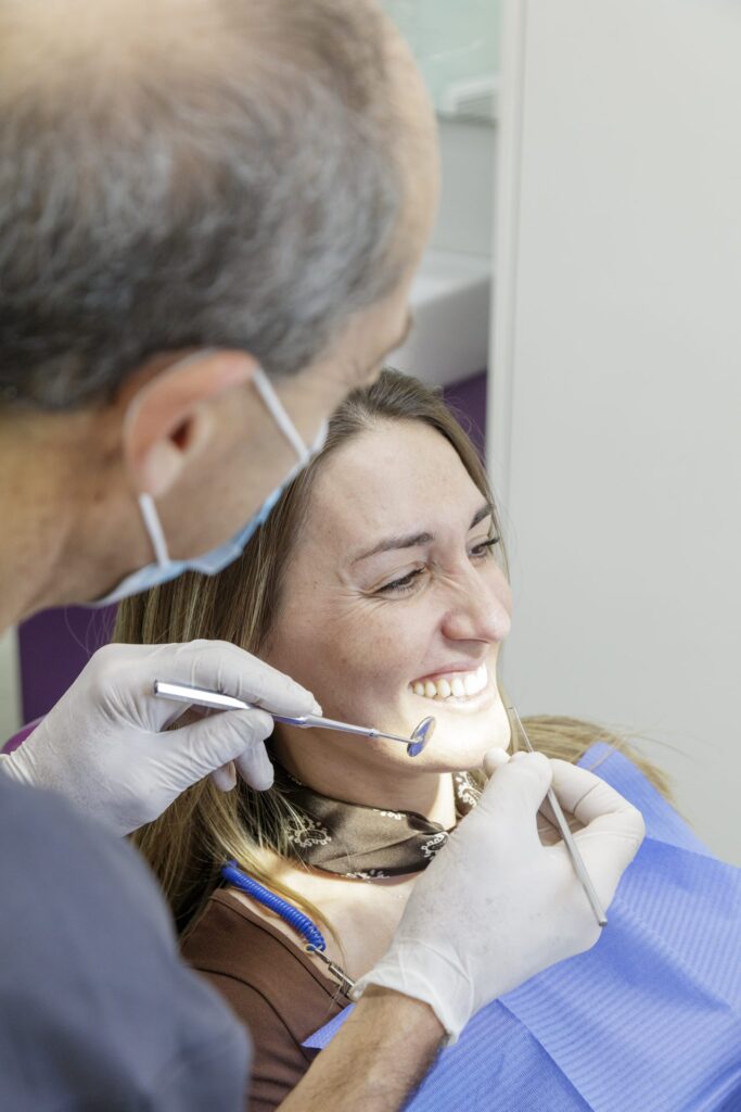 Paciente sonriente en consulta