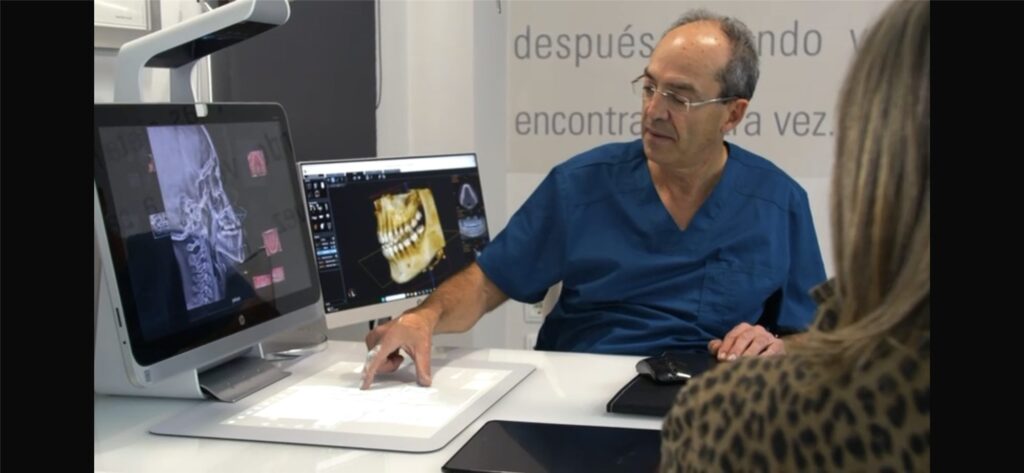 El Dr. Jose Camps explicando el diagnóstico a una paciente
