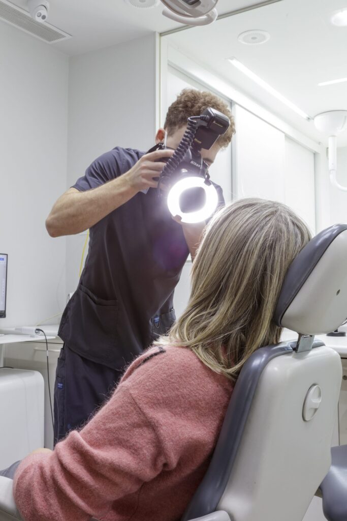 Registro fotográfico intraoral y extraoral
